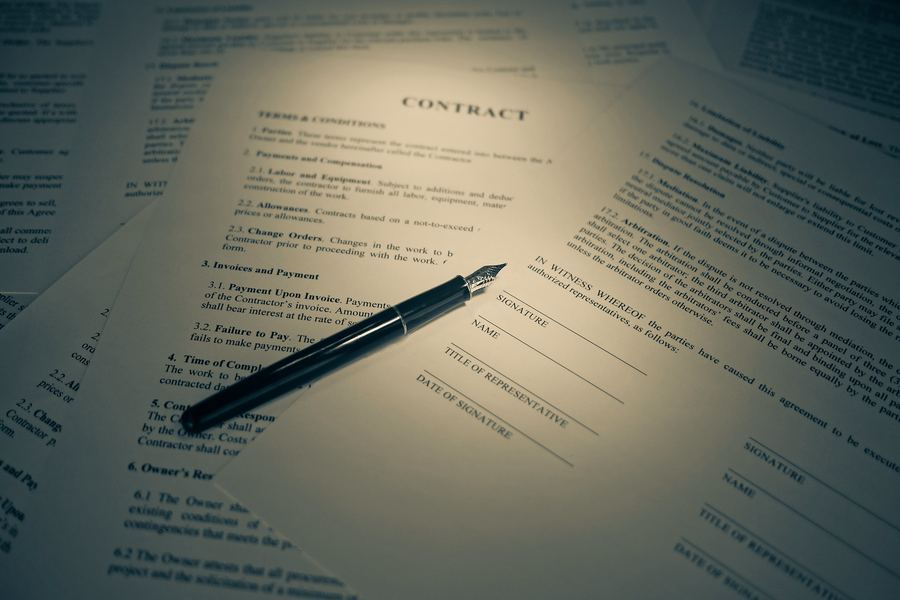 Documents et table de travail, illustration des contrats commerciaux