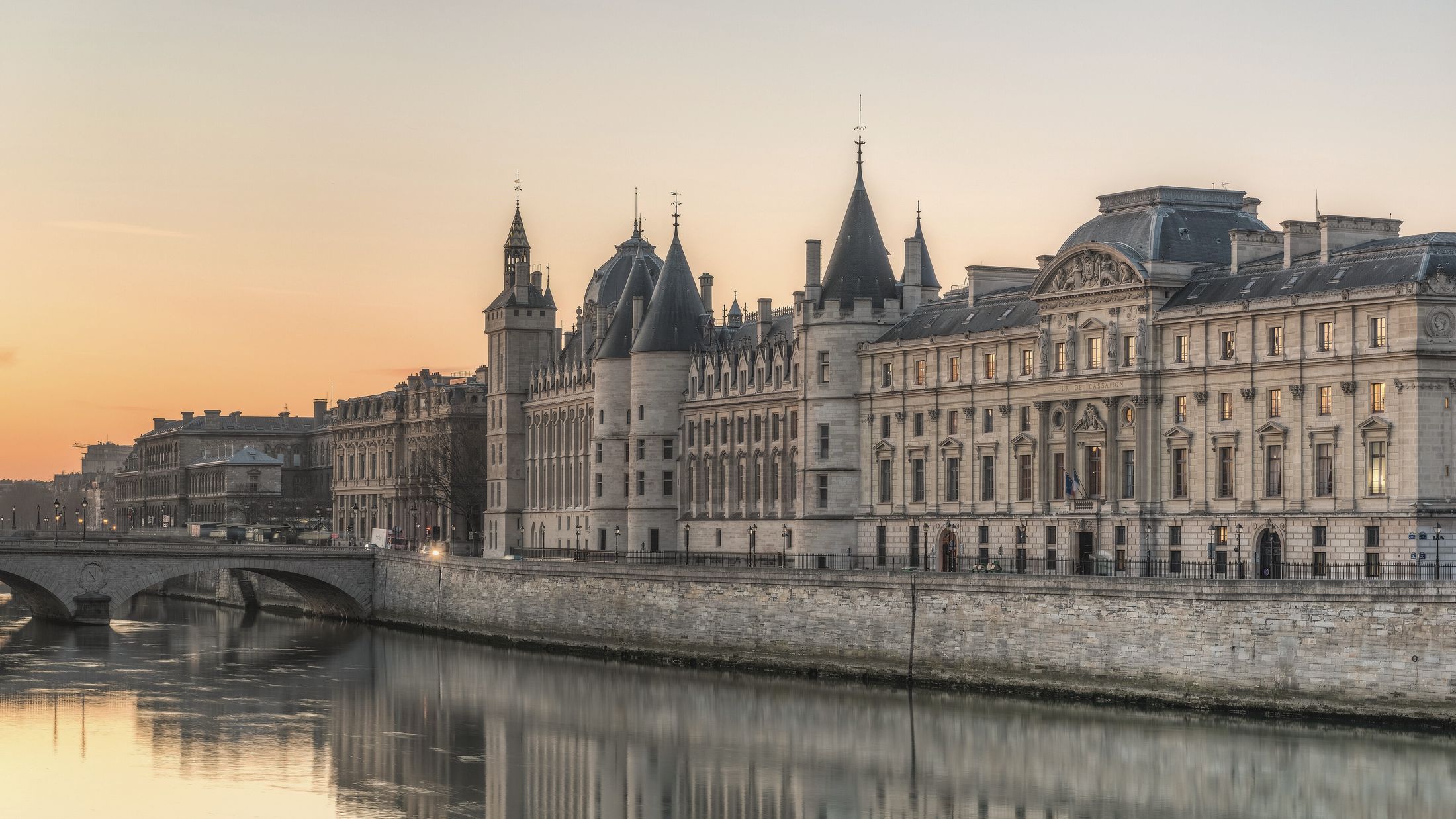 Le Palais de justice de Paris et la Conciergerie, sur l’île de la Cité, vus depuis la Seine à l’aube